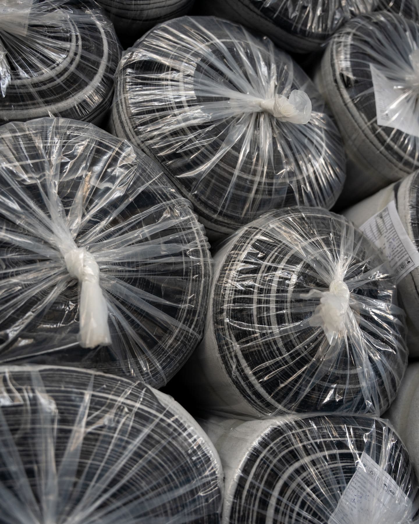 Rotoli di tessuto pronti per il taglio