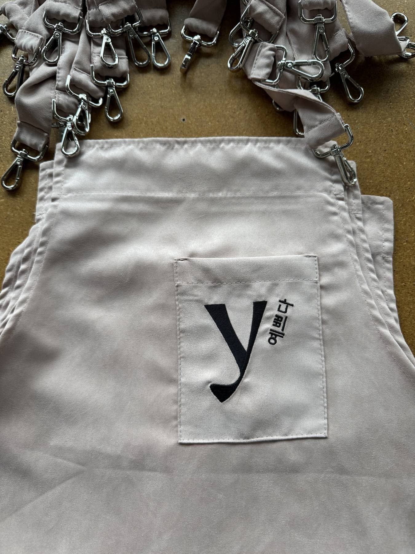 Grembiule con pettorina e logo ricamato sul taschino