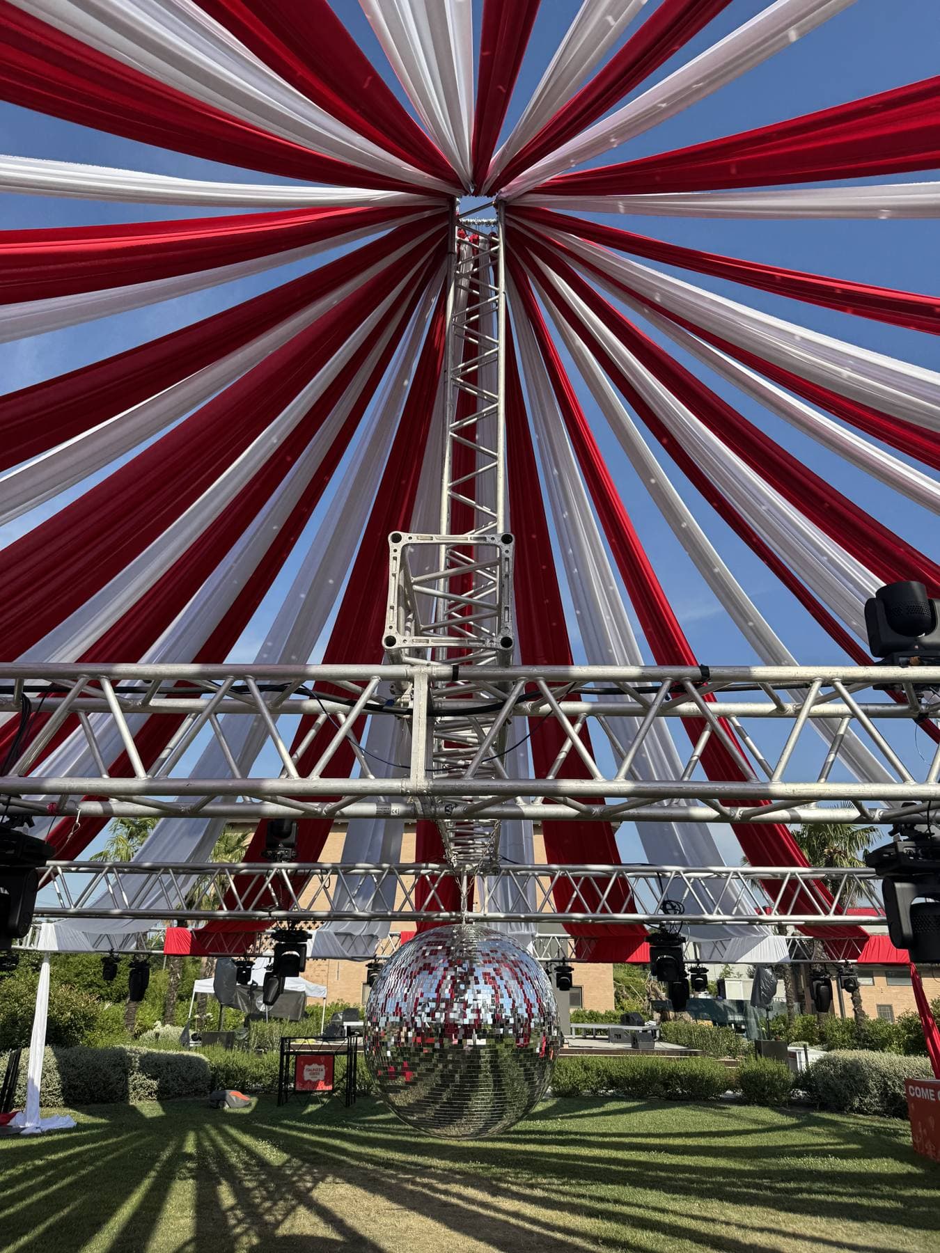 Copertura a raggiera in tessuto rosso e bianco per un evento all'aperto